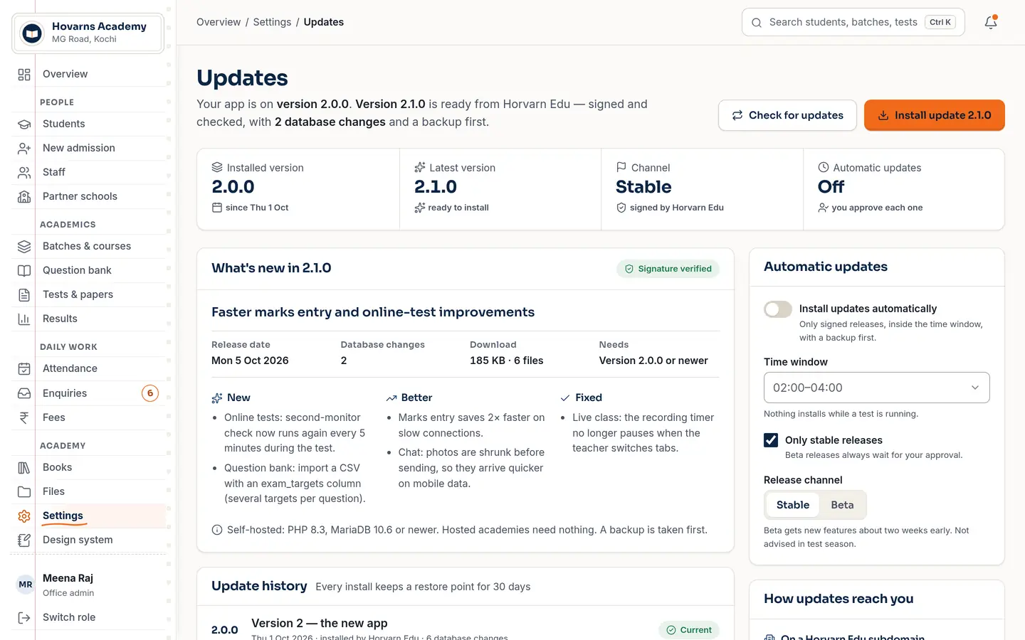 Updates page: installed version 2.0.0, latest 2.1.0 signed and checked, with what's new and automatic update settings (demo app, sample data).
